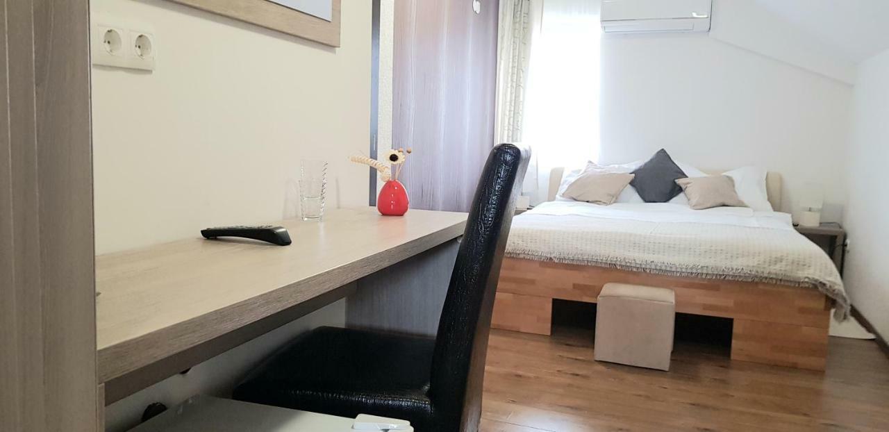 Rooms Velo Korenica Exterior photo